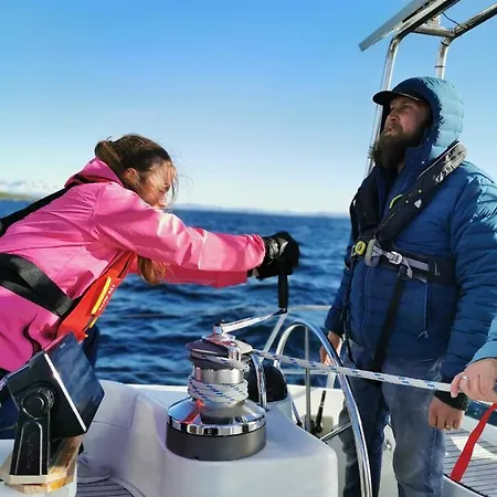 Liveaboard Sailing Tour In Islands Úszó hotel